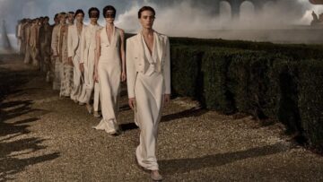 Desfile Dior Cruise 2026 celebra Roma com moda de luxo, ao entrelaçar arte e história