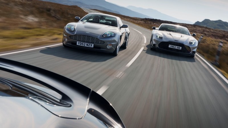 detalhe frontal do Aston Martin Vanquish destacando assinatura visual e acabamento