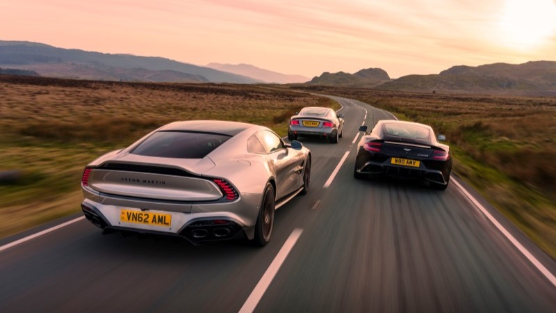 traseira do Aston Martin Valhalla evidenciando difusor e elementos aerodinâmicos