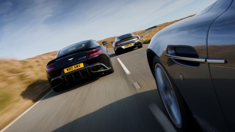 Aston Martin Vanquish com design elegante e proporções de gran turismo