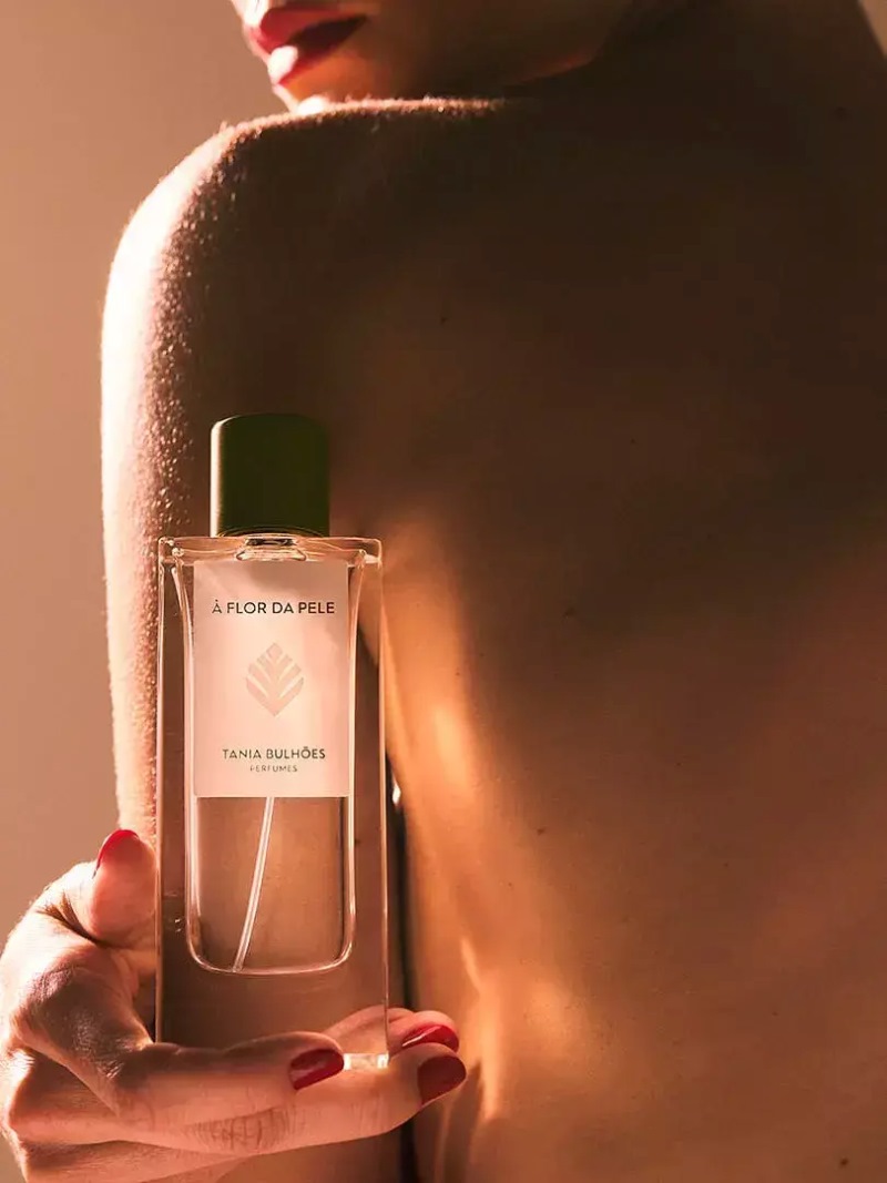 perfume feminino sofisticado À Flor da Pele Tania Bulhões fragrância floral cítrica com lichia e mandarina
