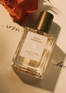perfume feminino sofisticado Rosas Roubadas Tania Bulhões fragrância floral com rosa centifólia e âmbar