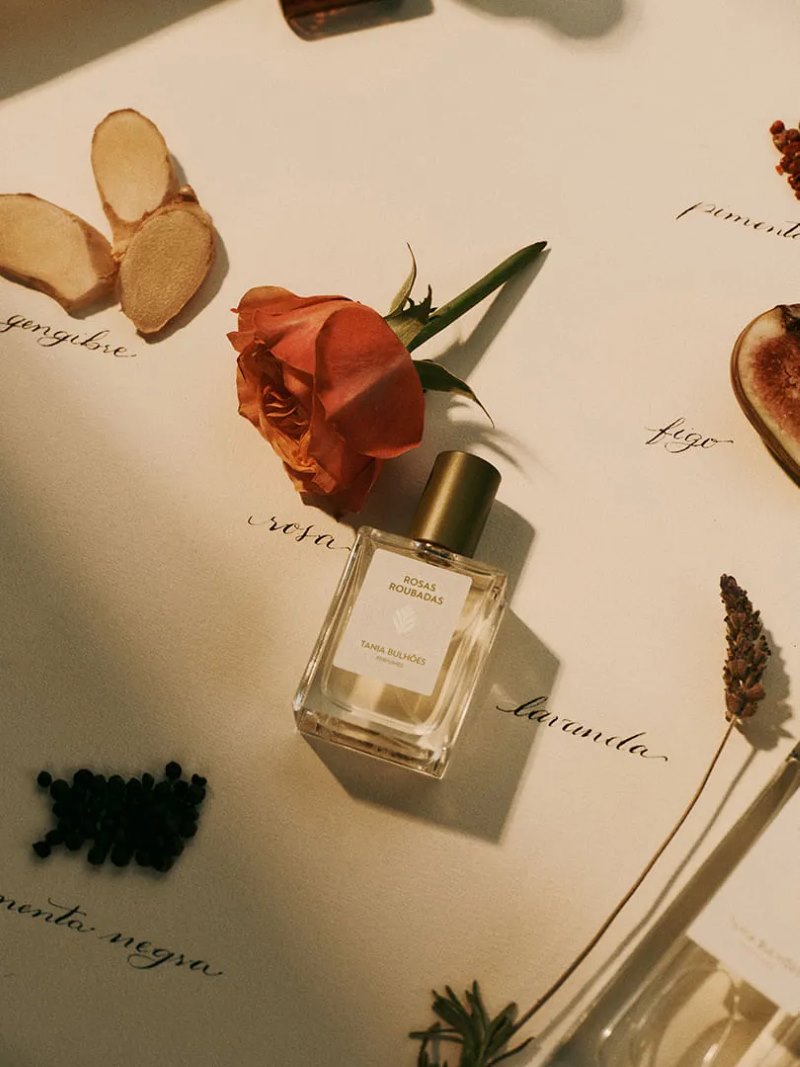perfume feminino sofisticado Rosas Roubadas Tania Bulhões fragrância floral com rosa centifólia e âmbar