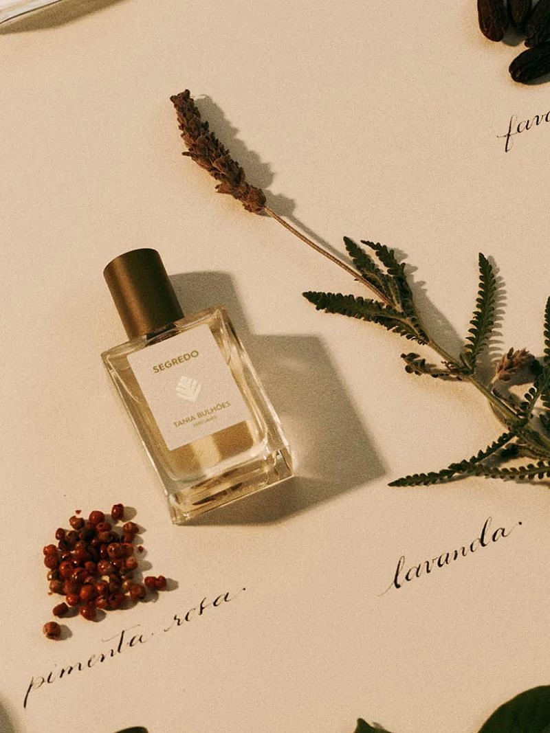 perfume feminino sofisticado Segredo Tania Bulhões fragrância com pimenta rosa ruibarbo íris e patchouli