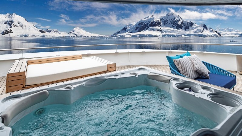 deck privativo com piscina spa iate de luxo