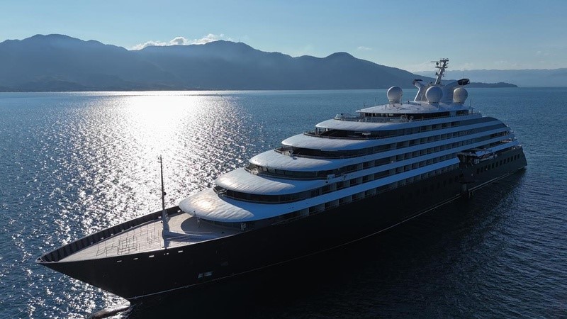 Scenic Eclipse ancorado em IlhaBela, SP cruzeiro de luxo