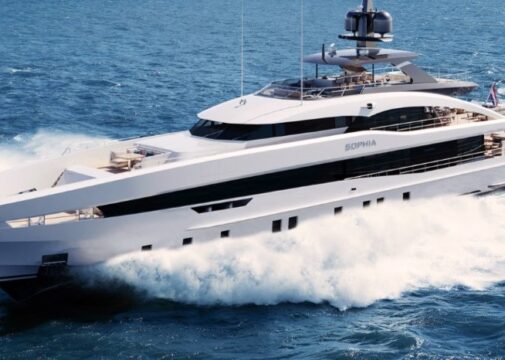 superiate de luxo Heesen Project Sophia navegando em alto mar com design contemporâneo e linhas elegantes