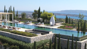 Resort Amanzoe na Grécia reabre com villas exclusivas spa e experiências gastronômicas