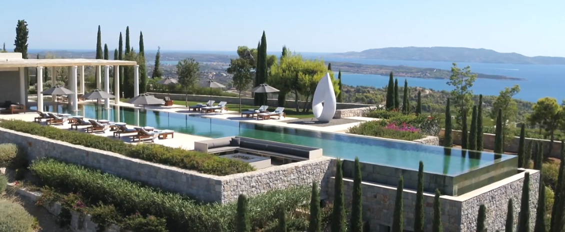 Arquitetura do Amanzoe inspirada em acrópole contemporânea na Grécia