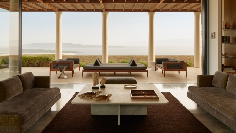 Interior sofisticado da Villa 20 no resort Amanzoe