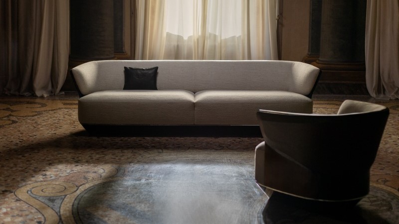 ambiente Bentley Home na Semana de Design de Milão 2026 com sofá e poltrona em composição sofisticada
