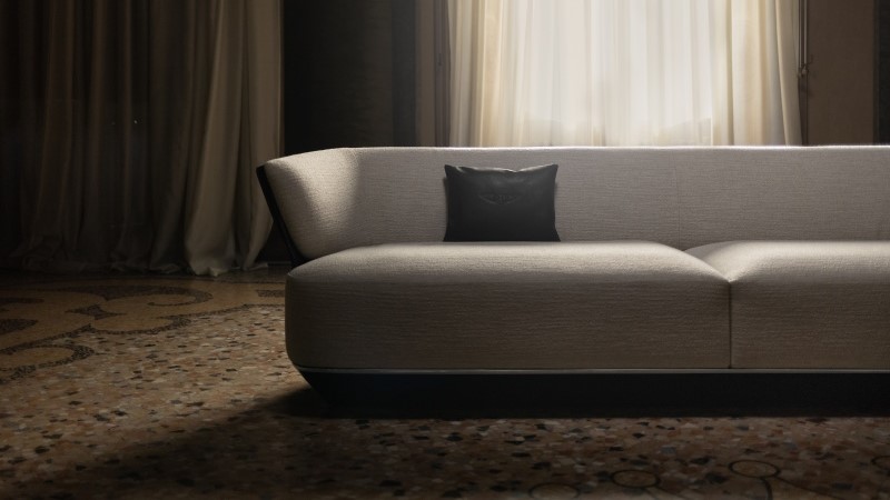 detalhe do sofá Embrace da Bentley Home evidenciando acabamento em couro e construção sofisticada