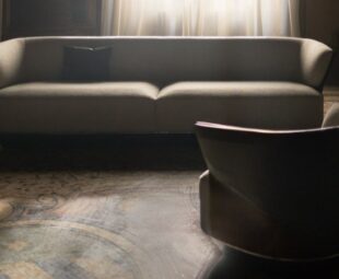 ambiente Bentley Home na Semana de Design de Milão 2026 com sofá e poltrona em composição sofisticada