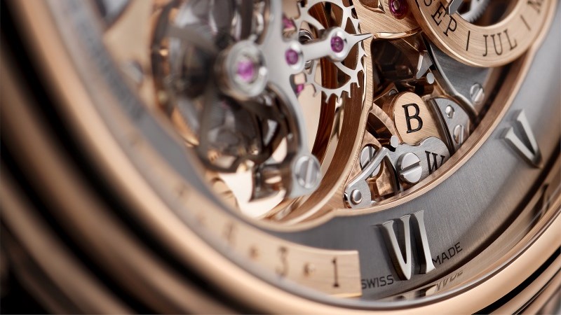 Detalhe de complicações relojoeiras avançadas com repetição de minutos