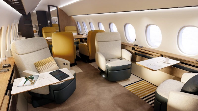 cabine do Falcon 10X com amplo espaço interno e configuração widebody