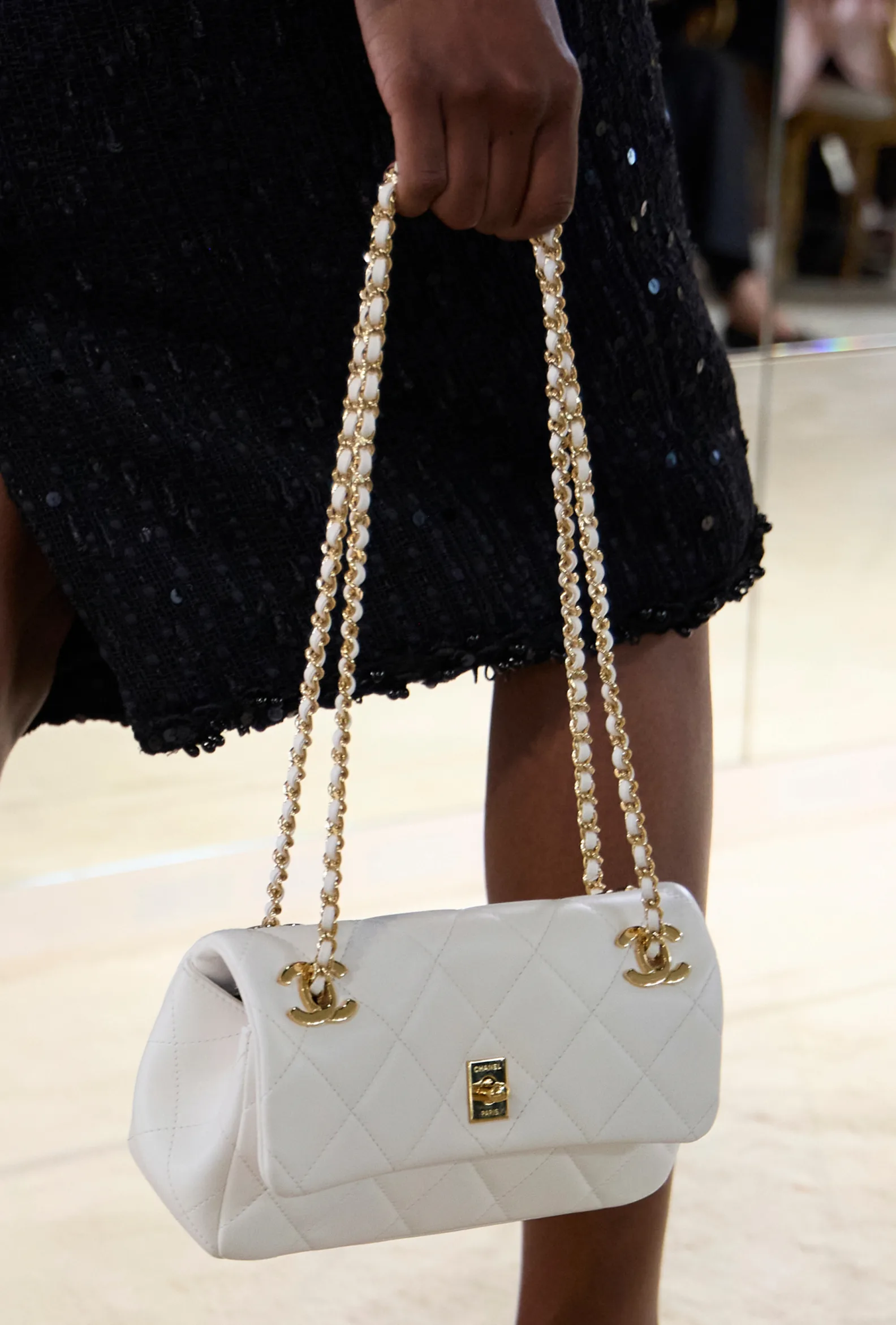 Look Chanel Cruise 2027 com destaque para movimento das peças no desfile em Biarritz