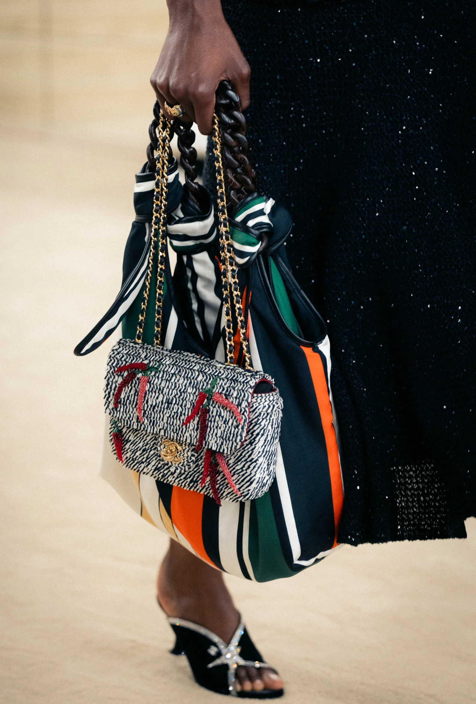 Look da Chanel Cruise 2027 com destaque para acessórios no desfile em Biarritz