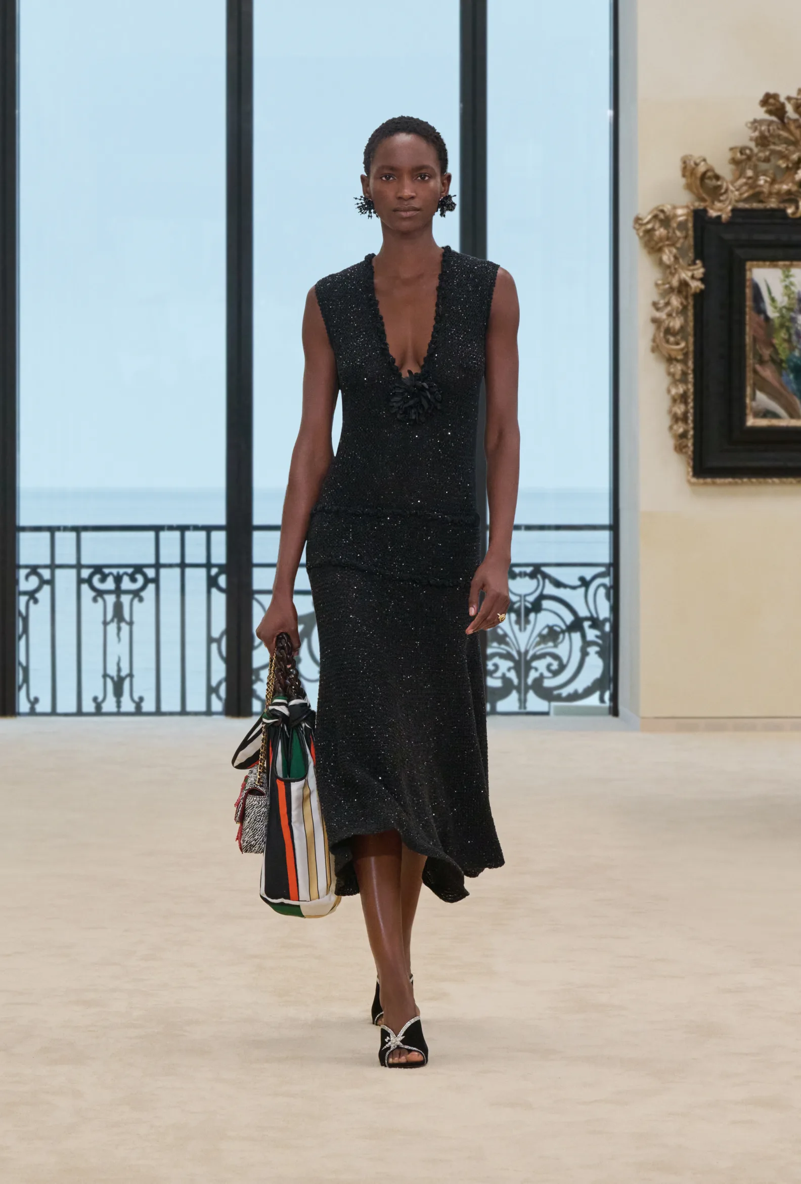 Look da Chanel Cruise 2027 com destaque para acessórios no desfile em Biarritz