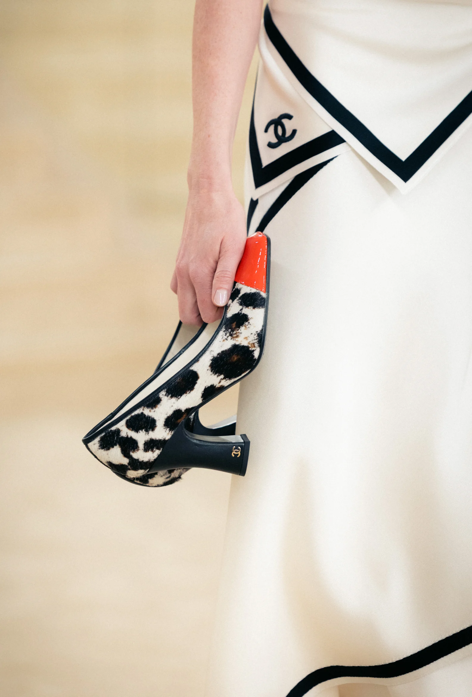 Look preto da coleção Chanel Cruise 2027 apresentado em Biarritz com destaque para silhueta clássica