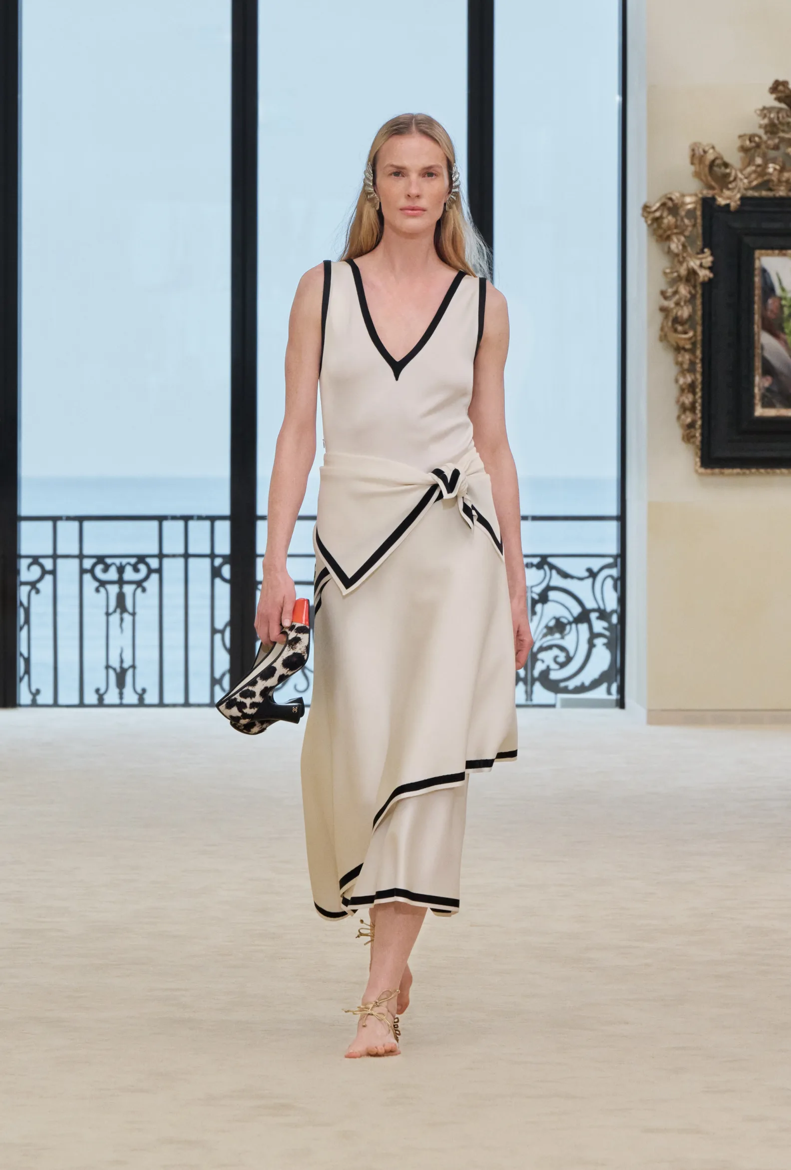 Look preto da coleção Chanel Cruise 2027 apresentado em Biarritz com destaque para silhueta clássica