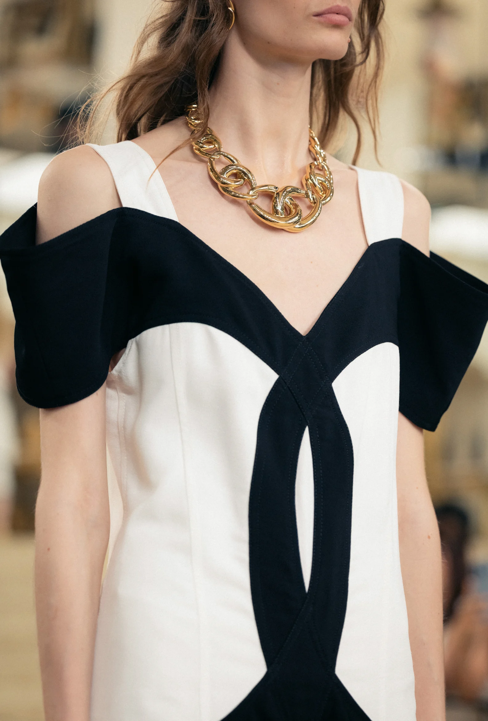 Conjunto da coleção Chanel Cruise 2027 no desfile em Biarritz com proposta contemporânea