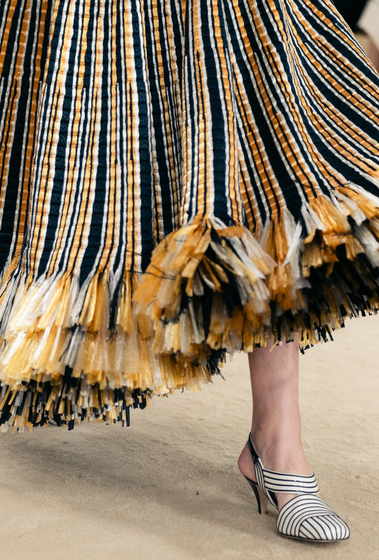 Look inspirado em vestuário utilitário na coleção Chanel Cruise 2027 em Biarritz 