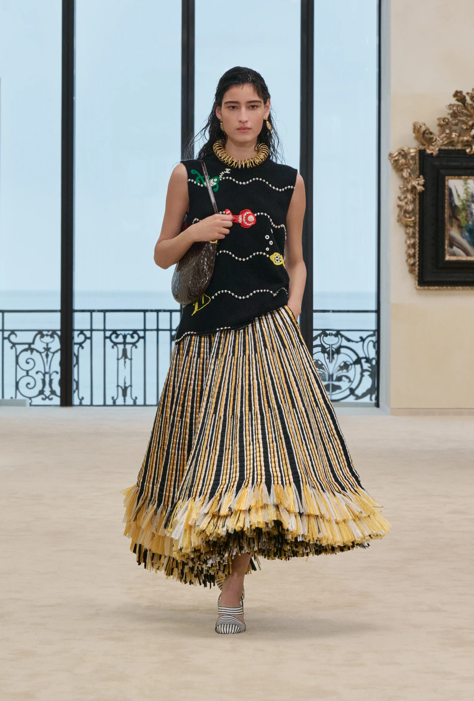 Look inspirado em vestuário utilitário na coleção Chanel Cruise 2027 em Biarritz 