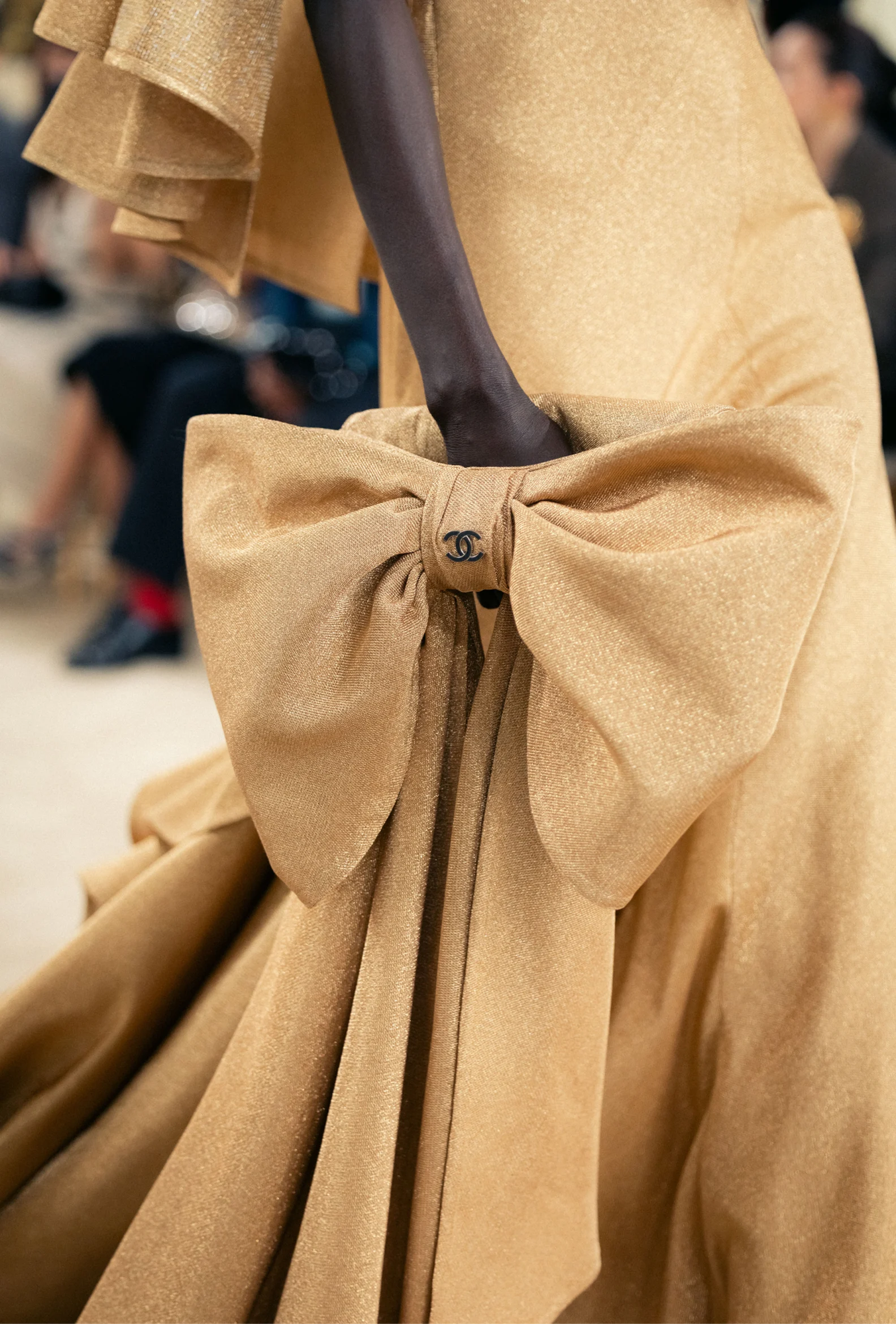 Look da coleção Chanel Cruise 2027 com tecidos fluidos apresentado em Biarritz