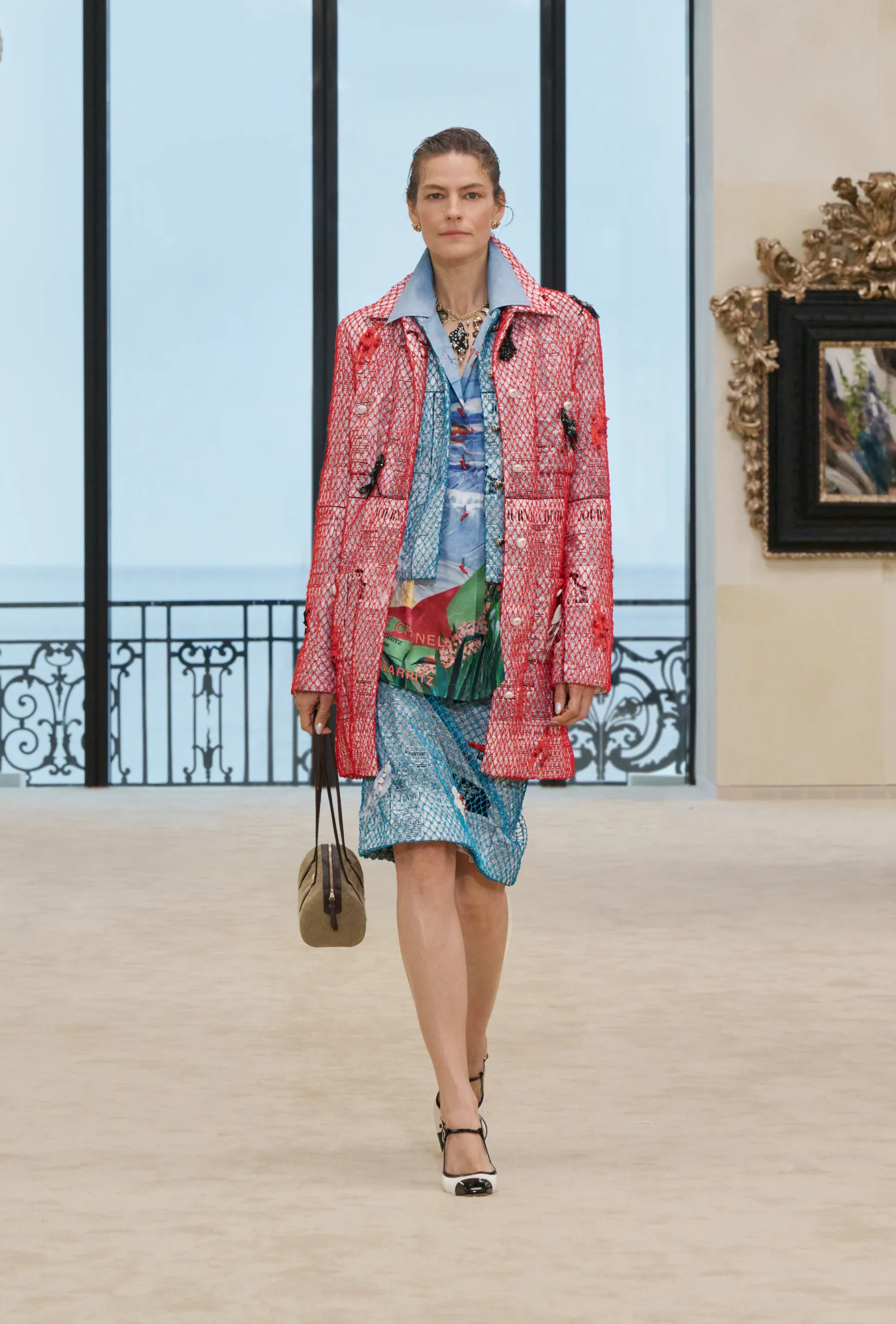 Look da Chanel Cruise 2027 com joias e elementos inspirados no mar em Biarritz