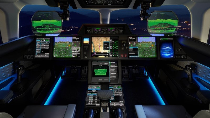 cockpit do Falcon 10X com sistema NeXus e telas digitais touch