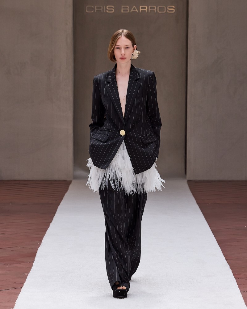 Estética clássica e contemporânea na coleção Grazie com camadas, transparências e volumes