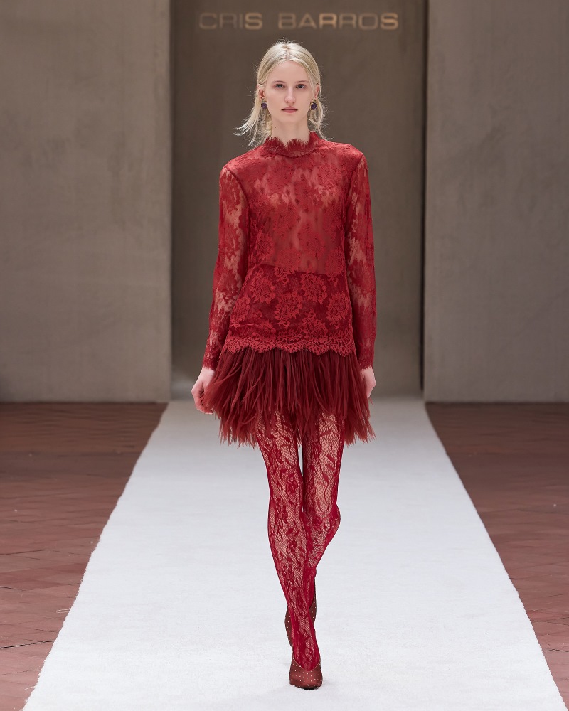 Desfile Cris Barros destacando coleção Grazie com linguagem estética refinada e atemporal