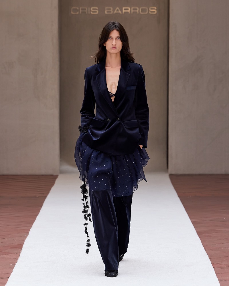 Estética clássica e contemporânea na coleção Grazie com camadas, transparências e volumes