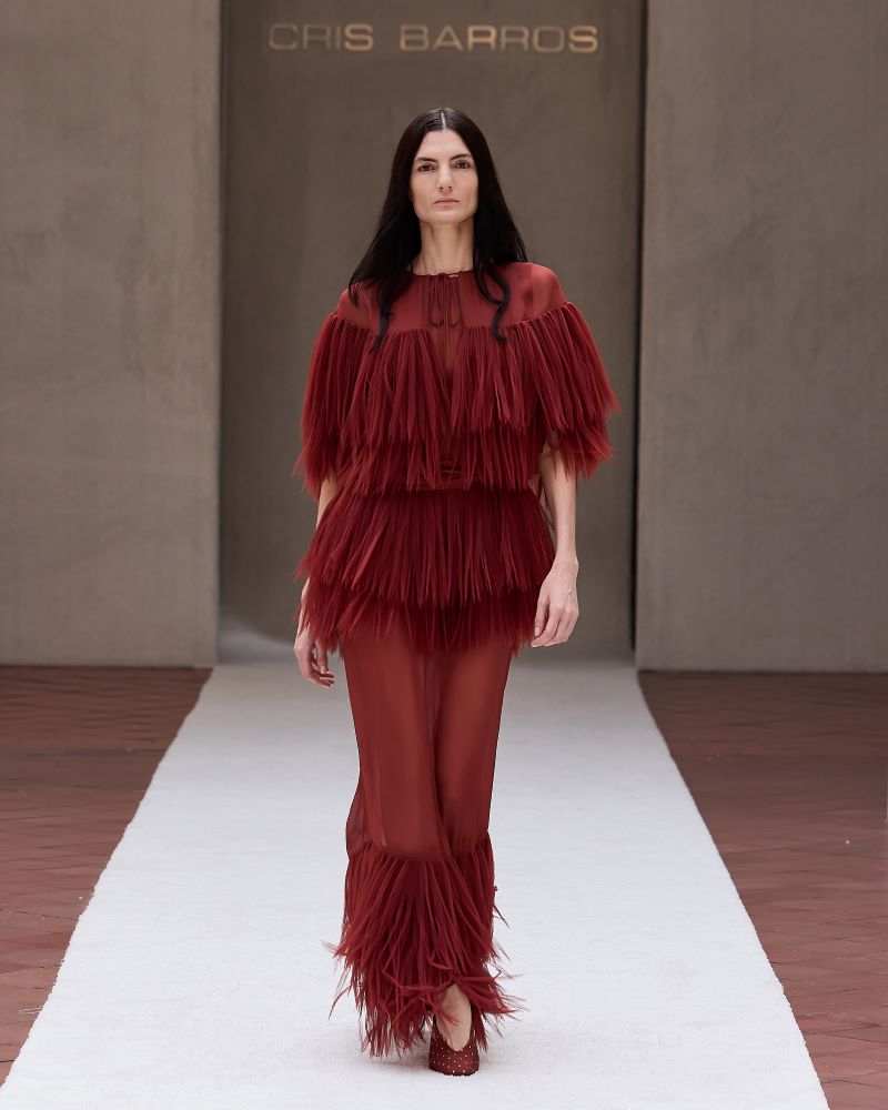 Desfile Cris Barros destacando coleção Grazie com linguagem estética refinada e atemporal