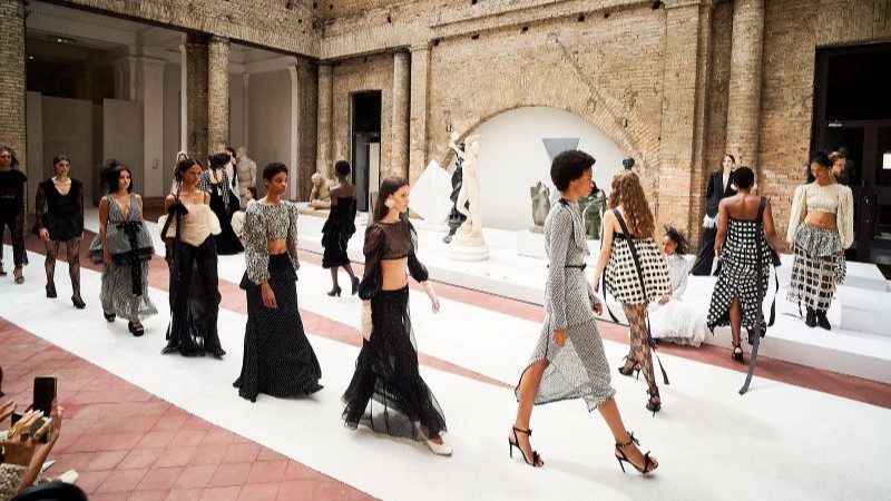Desfile de Cris Barros com coleção Grazie na Pinacoteca de São Paulo destacando moda de luxo brasileira