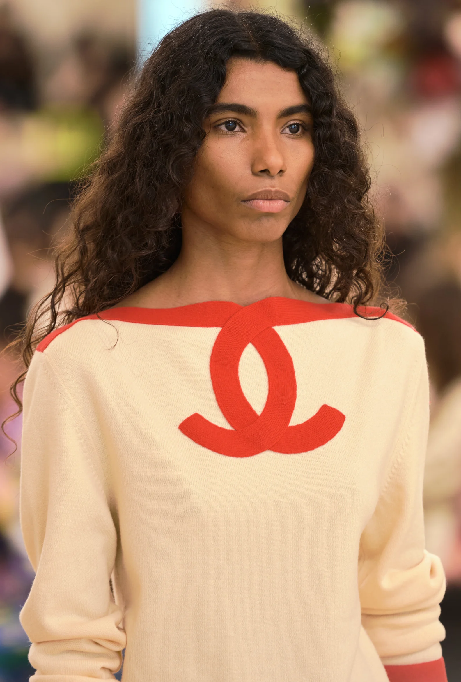  Look da Chanel Cruise 2027 em Biarritz com destaque para textura e movimento