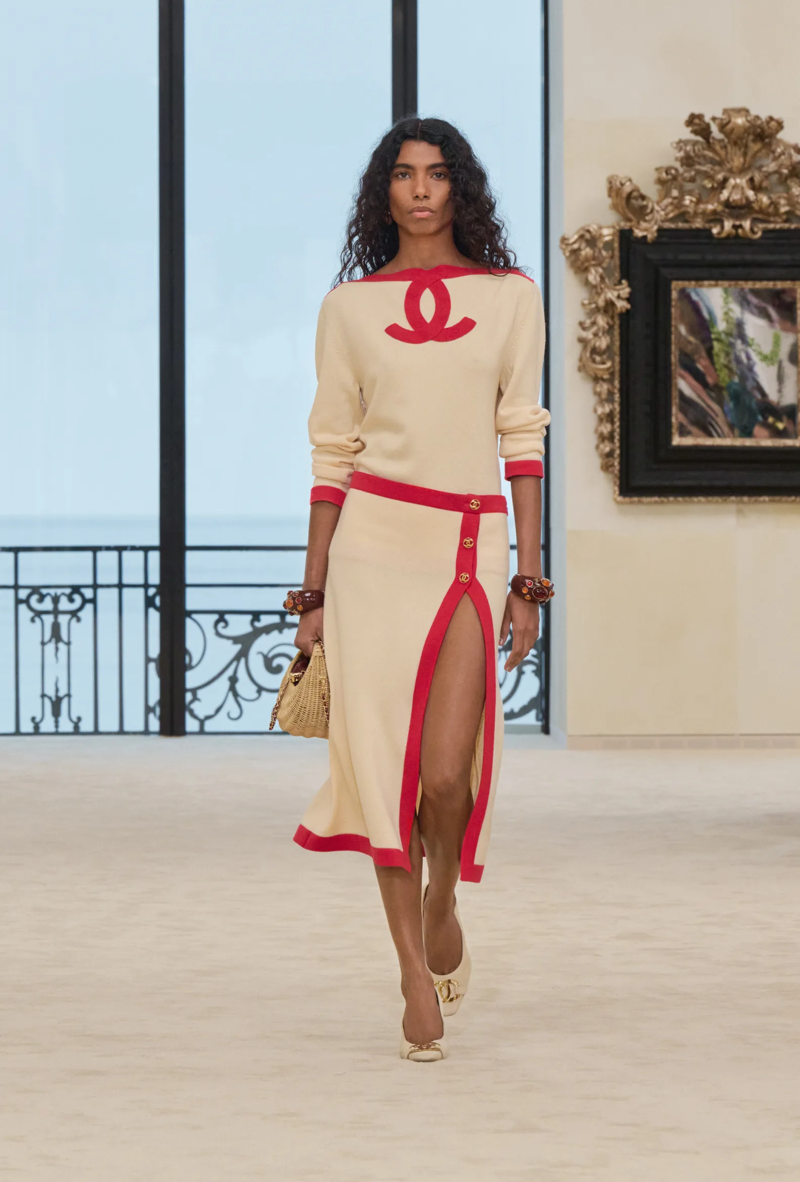  Look da Chanel Cruise 2027 em Biarritz com destaque para textura e movimento