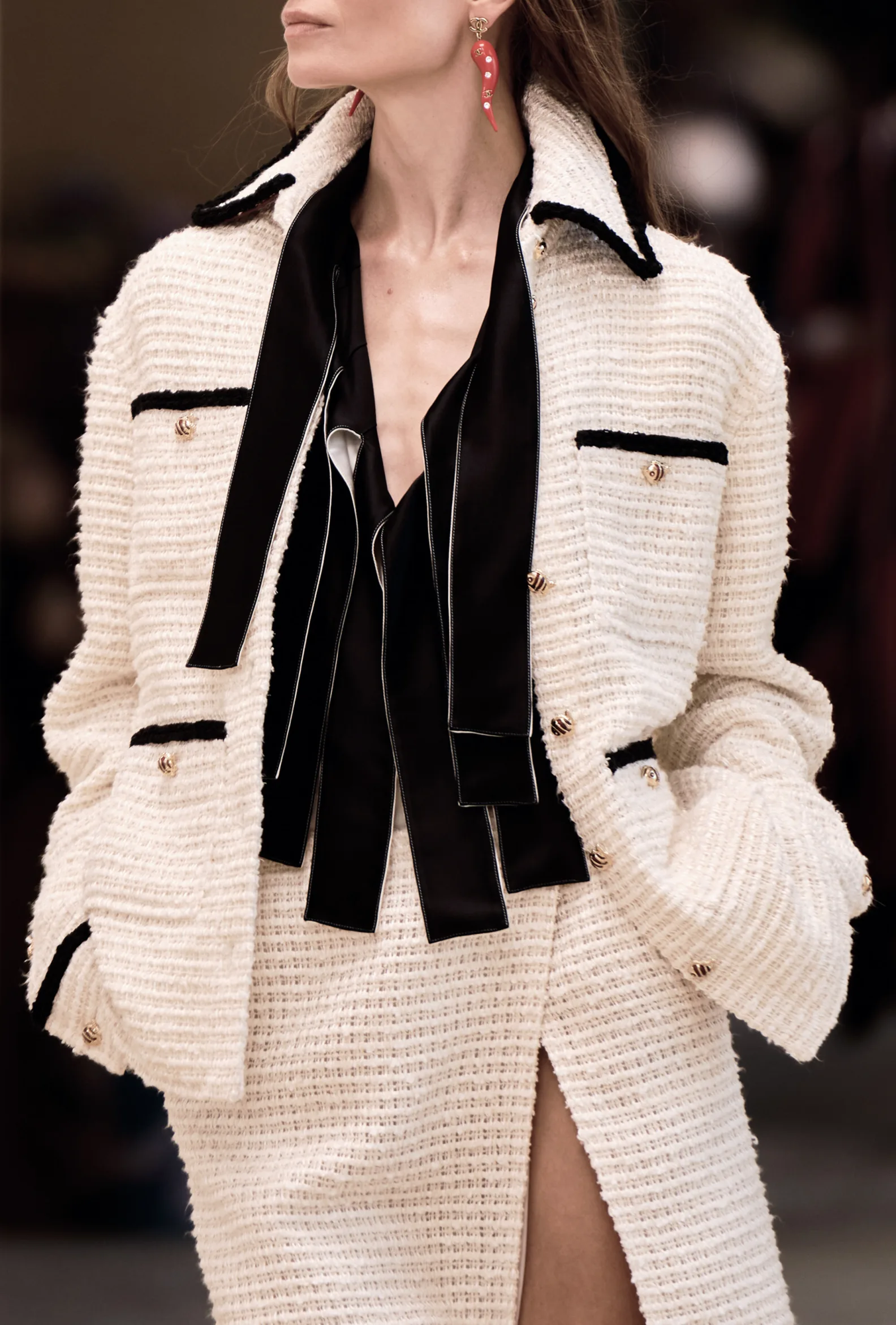 Look da Chanel Cruise 2027 refletido em cenário espelhado no desfile em Biarritz