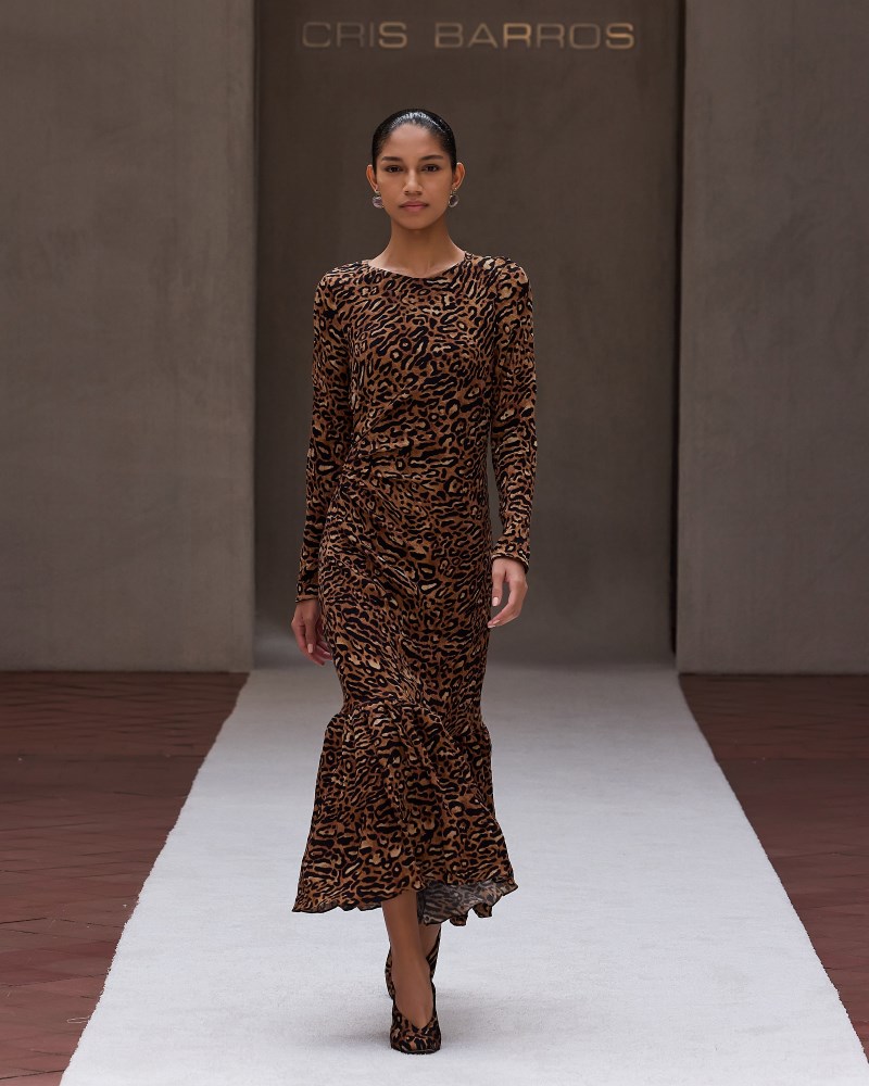 Fashion show em São Paulo com coleção inspirada em vivências italianas e identidade sofisticada