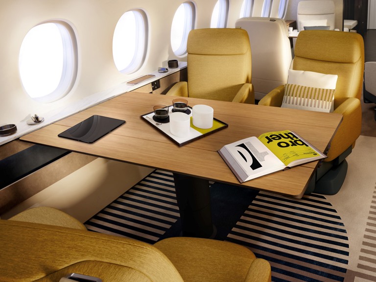 Falcon 10X em voo ao pôr do sol representando sofisticação e alcance global