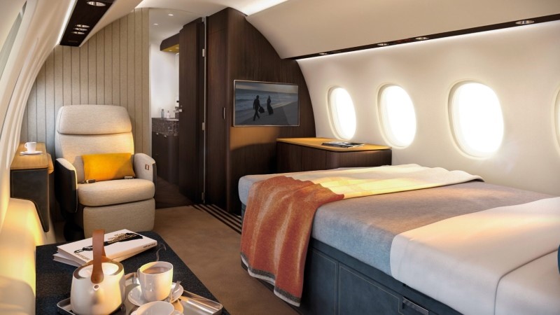 cabine do Falcon 10X com amplo espaço interno e configuração widebody