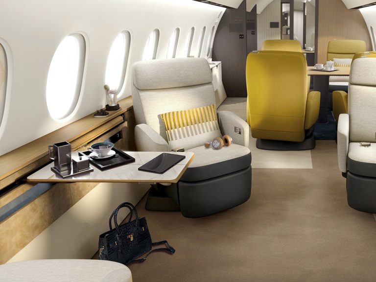 interior do Falcon 10X com grandes janelas e iluminação natural abundante