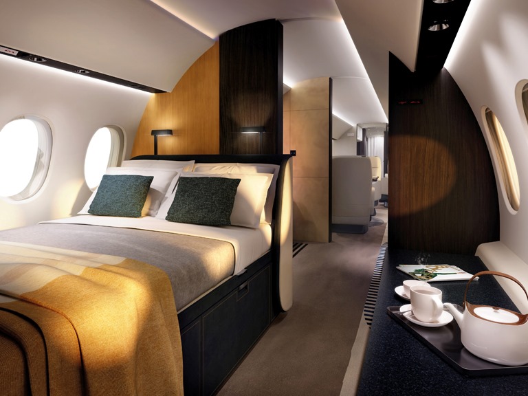 interior do Falcon 10X com grandes janelas e iluminação natural abundante