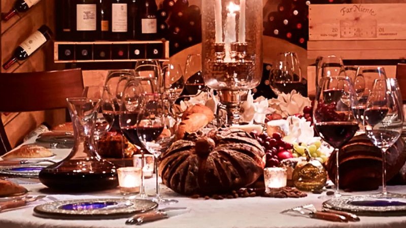 Interior da La Cava com paredes repletas de garrafas de vinho