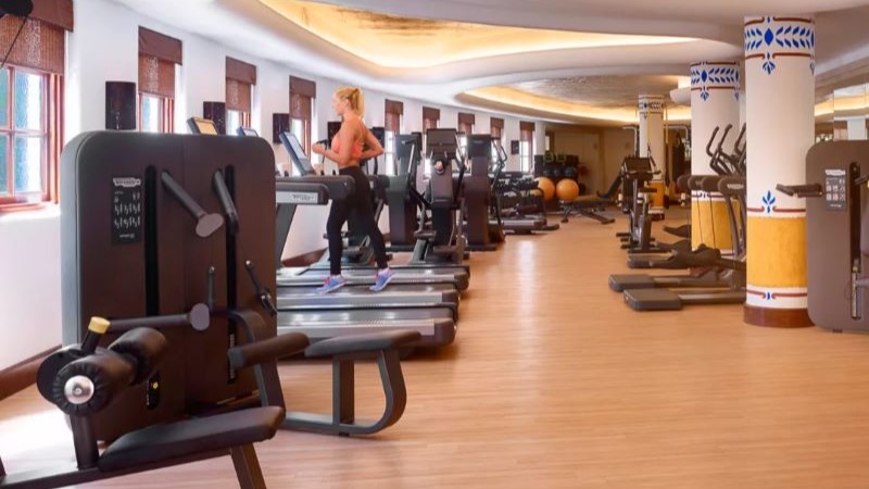 Academia do Las Ventanas com equipamentos Technogym e bicicletas Peloton