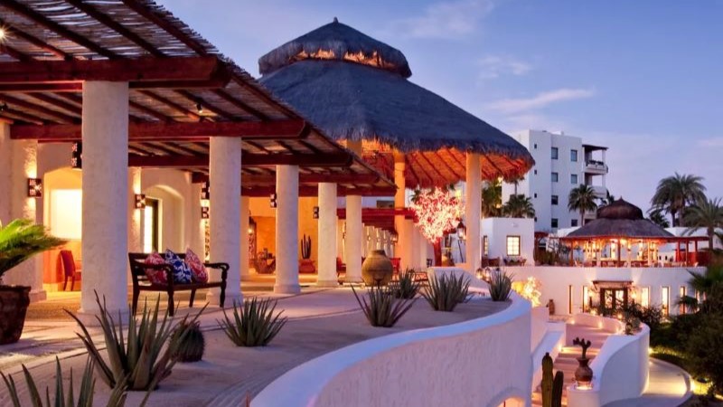 Arquitetura do Las Ventanas com varanda de colunas arredondadas e gazebo ao fundo