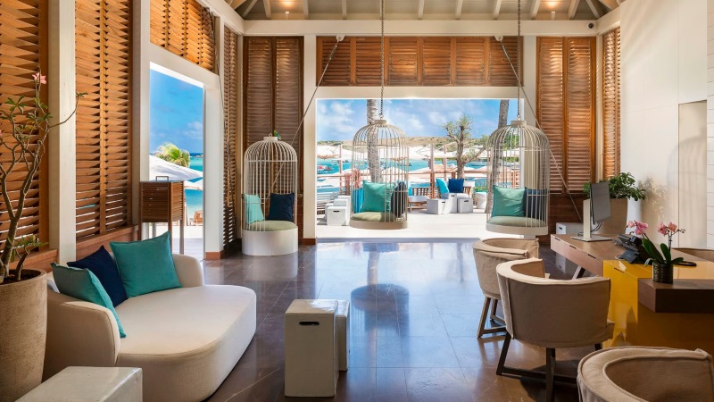  Área comum de hotel de luxo com piscina e design integrado