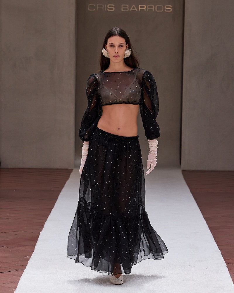 Moda de luxo brasileira no desfile Cris Barros 2026 com peças fluidas e tecidos sofisticados