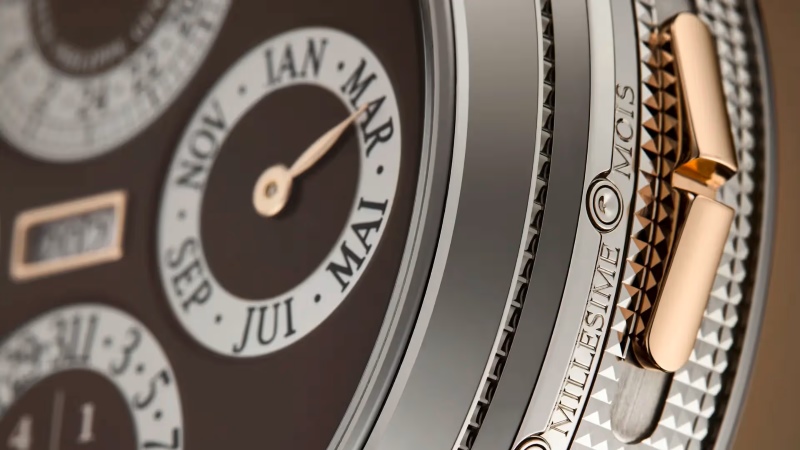 Detalhe guilhochê artesanal no relógio de luxo Patek Philippe