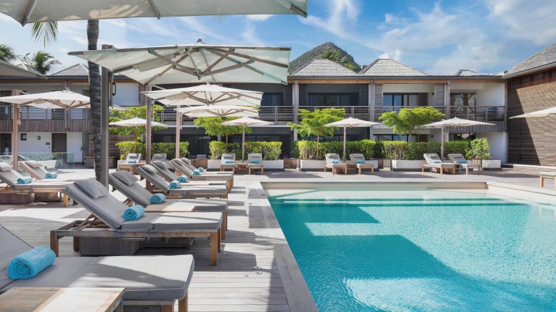 Piscina de hotel de luxo com ombrelones e design contemporâneo